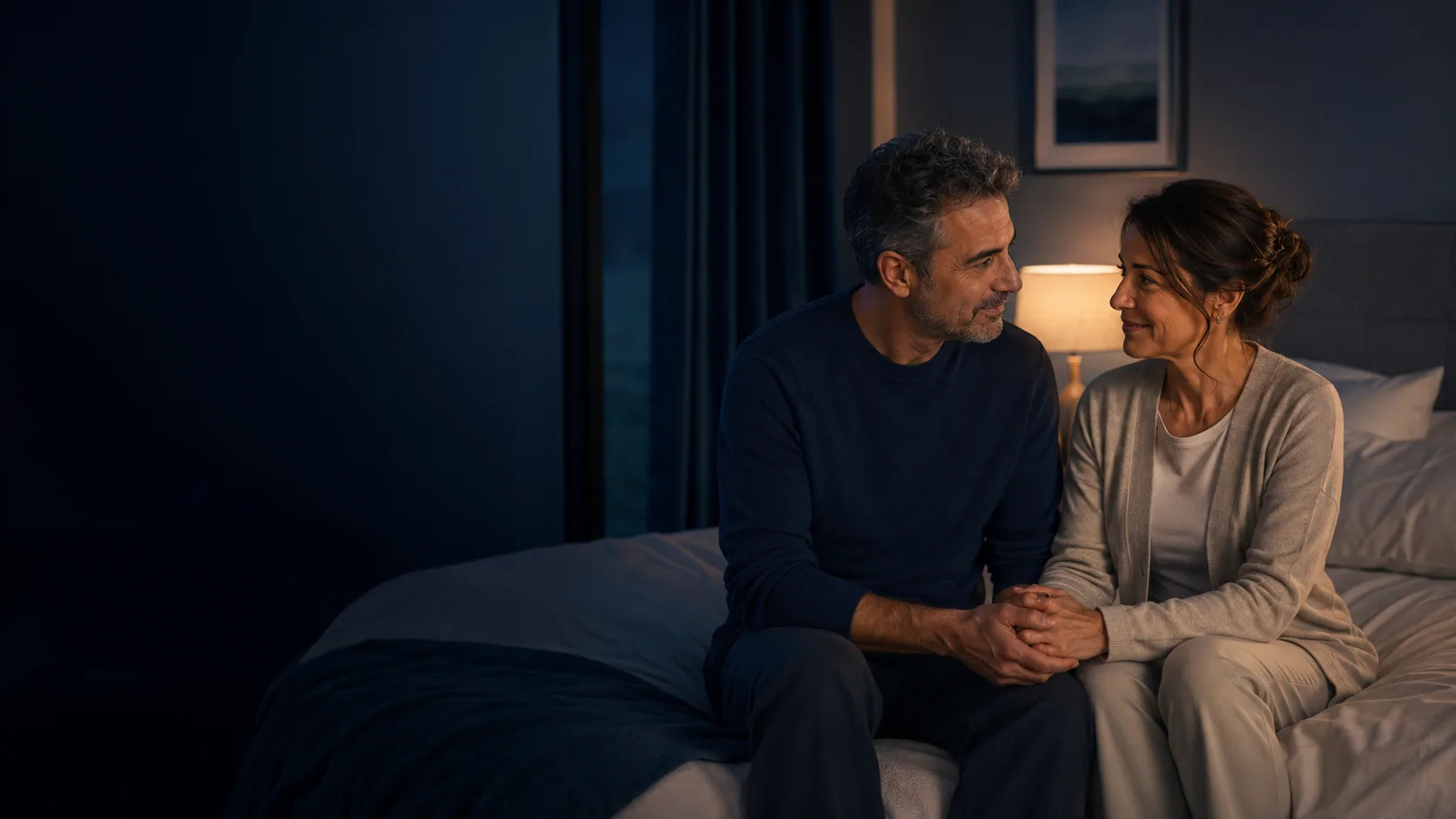 Pareja compartiendo un momento de conversación y cercanía.
