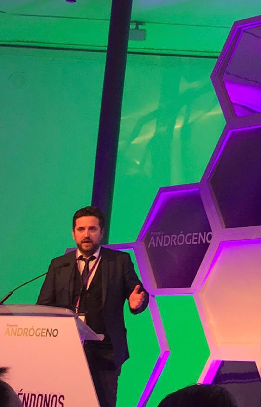 Dr. Álvaro Vírseda durante una ponencia en un congreso de urología